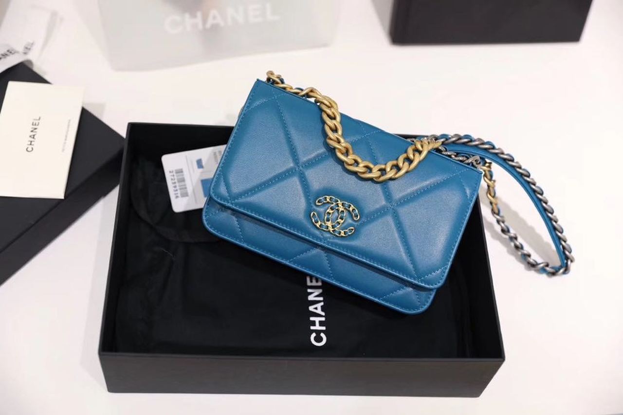 CHL -  19 WOC Flap Bag 20LO Goatskin Leather Spring/SuMM - er Act 1 Collection, Blue