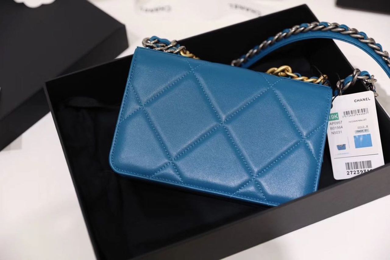 CHL -  19 WOC Flap Bag 20LO Goatskin Leather Spring/SuMM - er Act 1 Collection, Blue