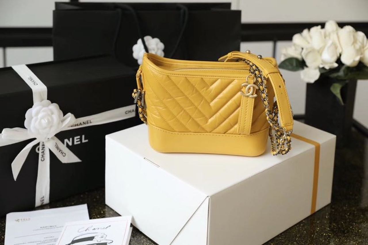 CHL -  Chevron Gabrielle Hobo Bag 20LO Aged Calfskin Leather Spring/SuMM - er Act 1 Collection, Yellow