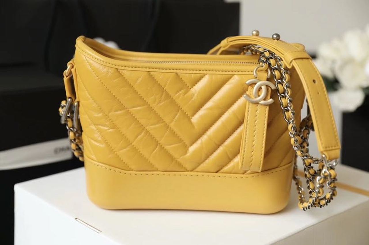 CHL -  Chevron Gabrielle Hobo Bag 20LO Aged Calfskin Leather Spring/SuMM - er Act 1 Collection, Yellow