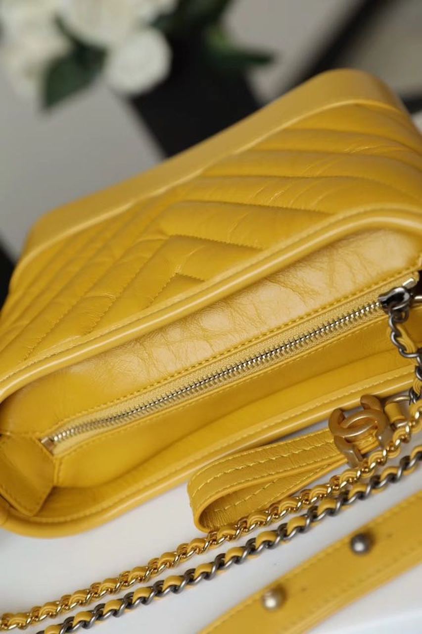 CHL -  Chevron Gabrielle Hobo Bag 20LO Aged Calfskin Leather Spring/SuMM - er Act 1 Collection, Yellow