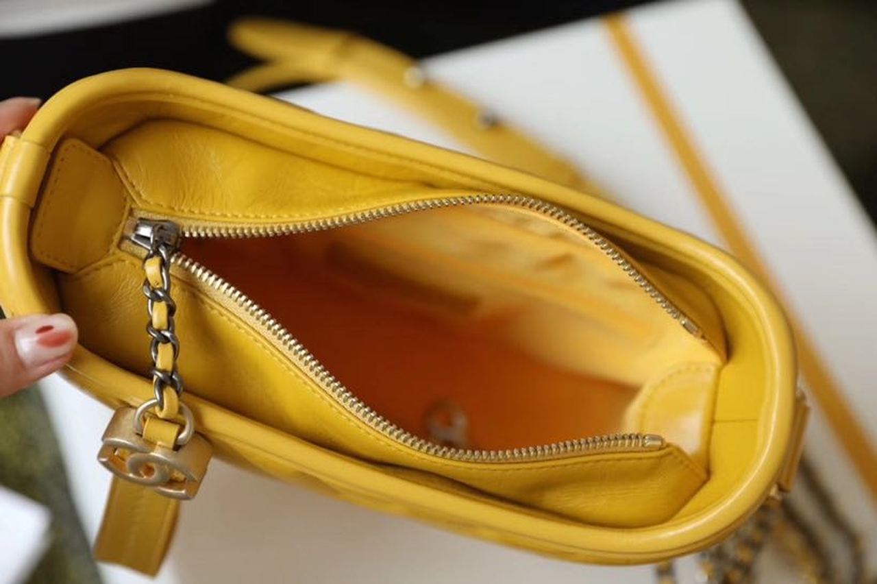 CHL -  Chevron Gabrielle Hobo Bag 20LO Aged Calfskin Leather Spring/SuMM - er Act 1 Collection, Yellow