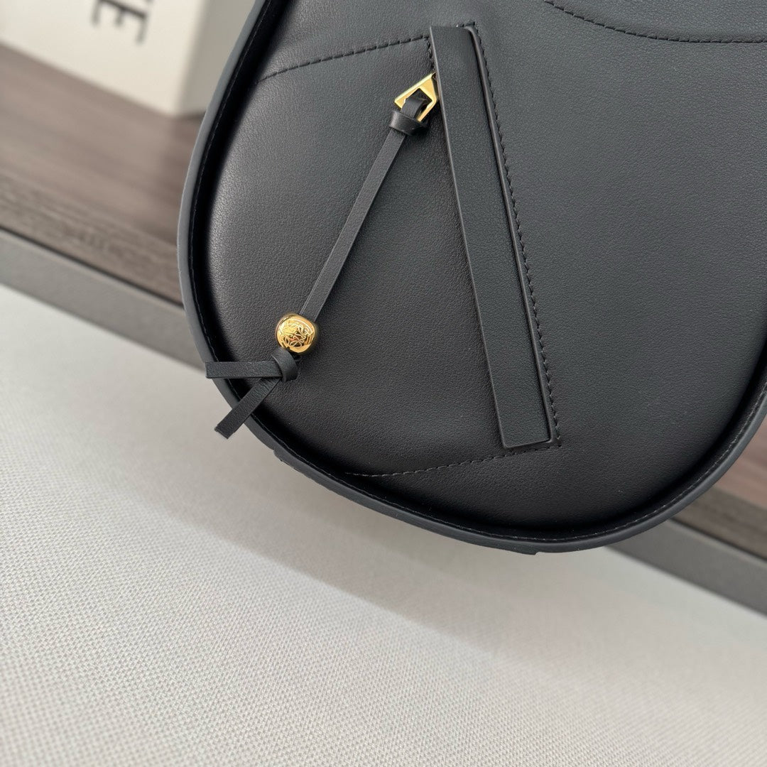Loewe Hammock 21 Handbag in Black Calfskin 274143