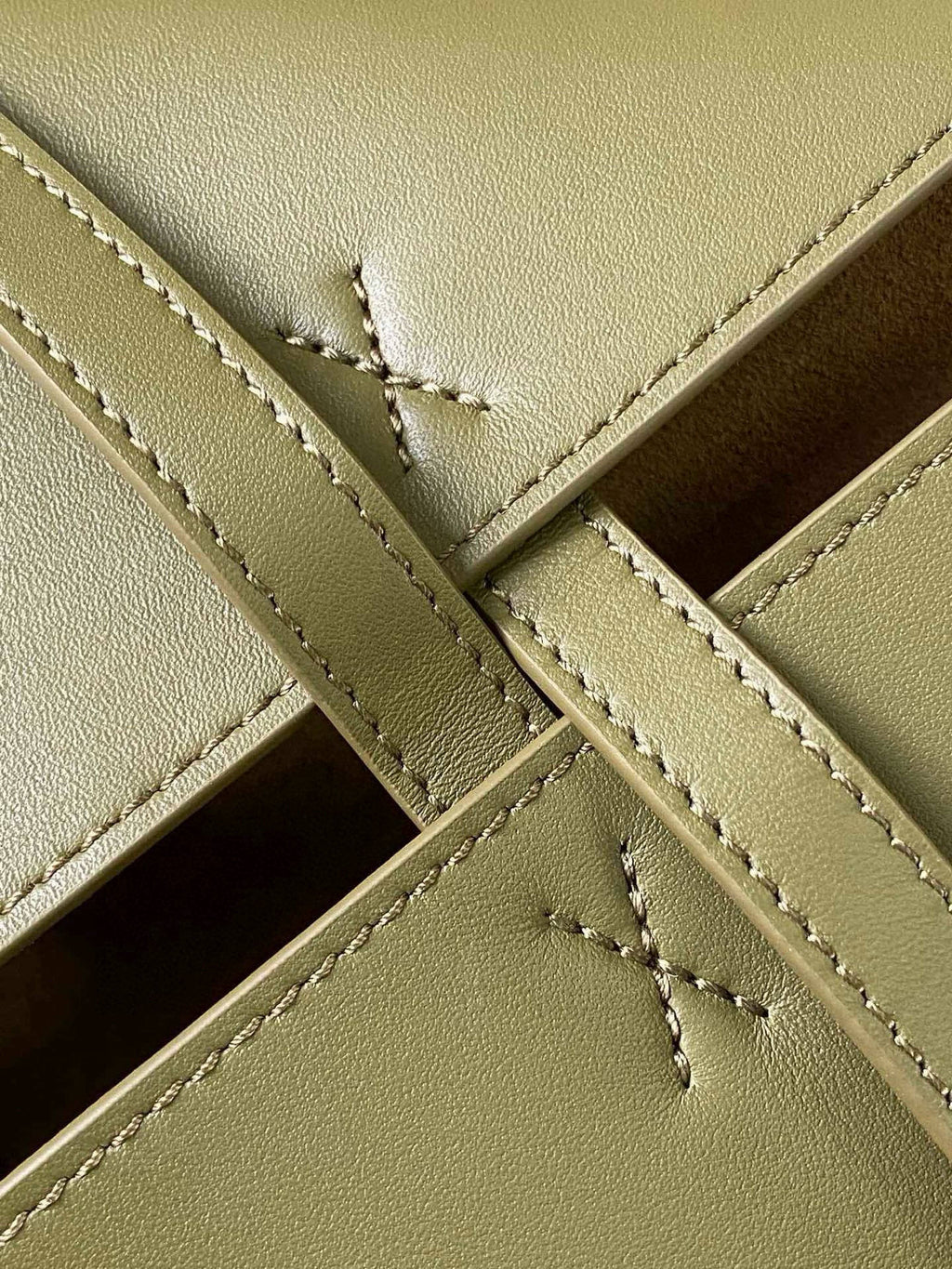LOE 31 Medium Puzzle Fold Tote In Olive Mix Blue Glossy Cowhide 274311