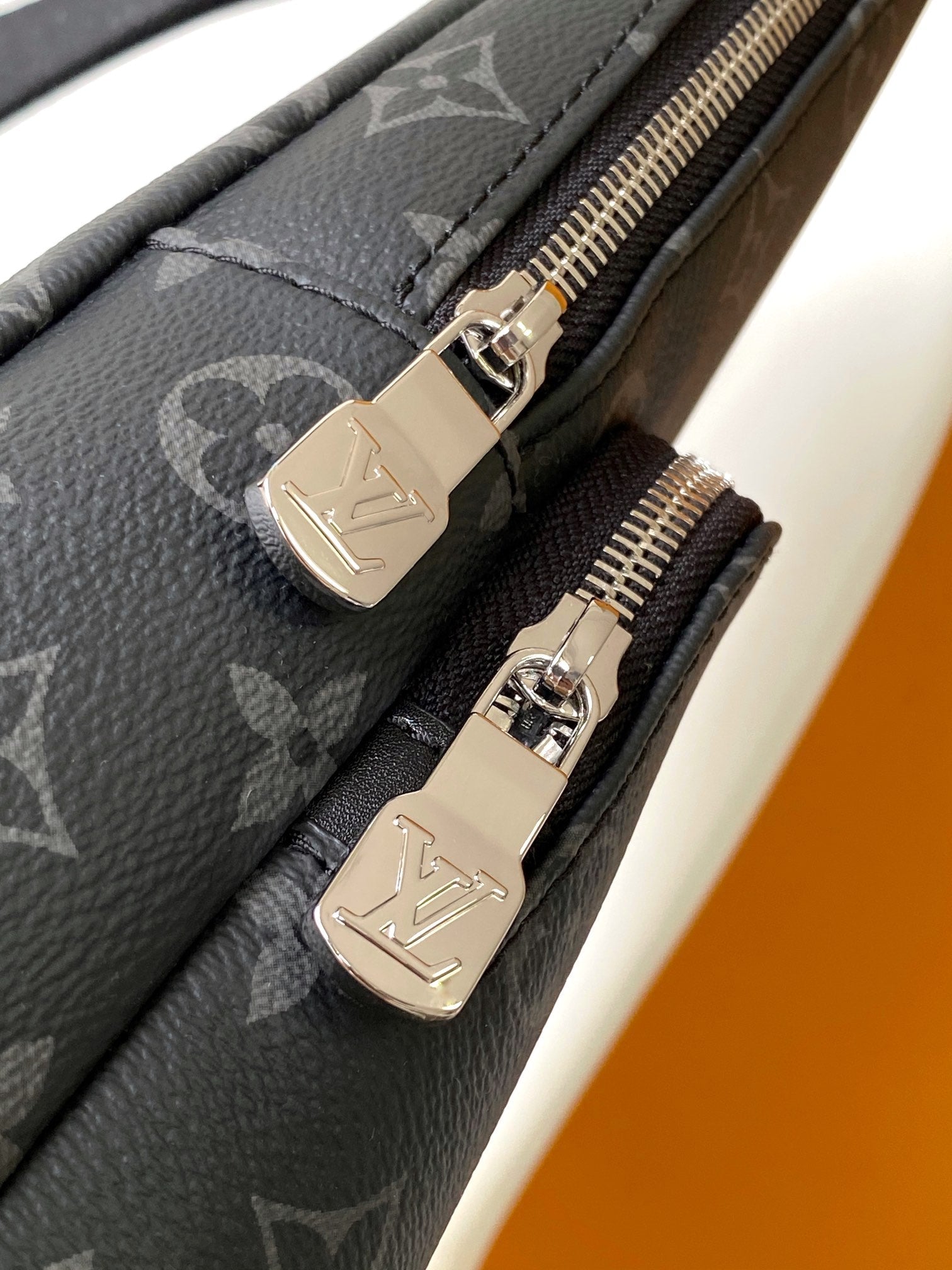 LV AVENUE Shoulder Bag 31 Black Monogram in Damier Graphite Canvas 278122