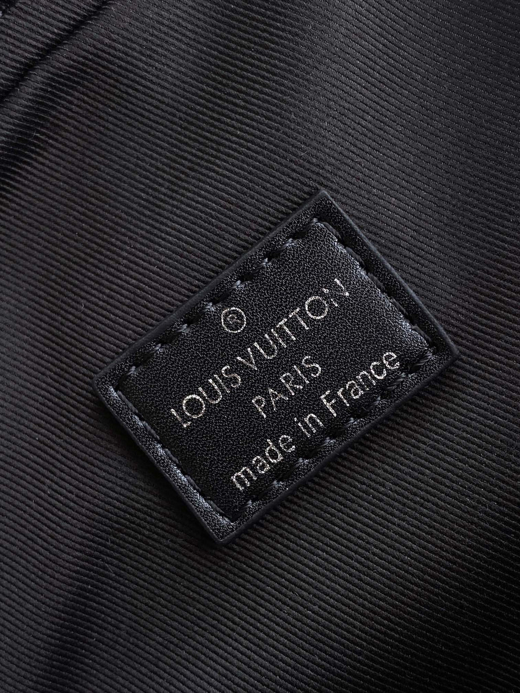 LV AVENUE Shoulder Bag 31 Black Monogram in Damier Graphite Canvas 278122
