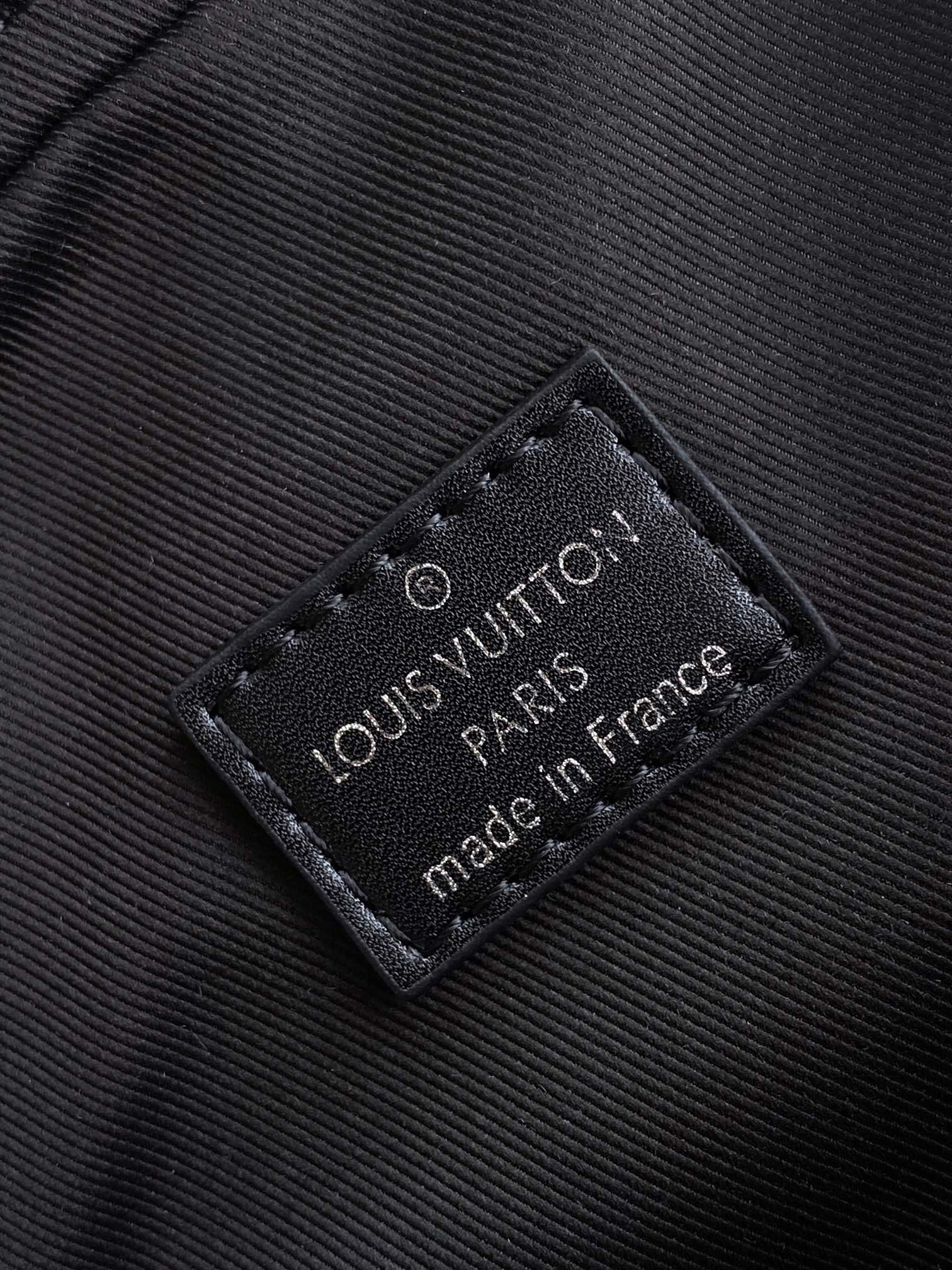 LV AVENUE Shoulder Bag 31 Black Monogram in Damier Graphite Canvas 278122