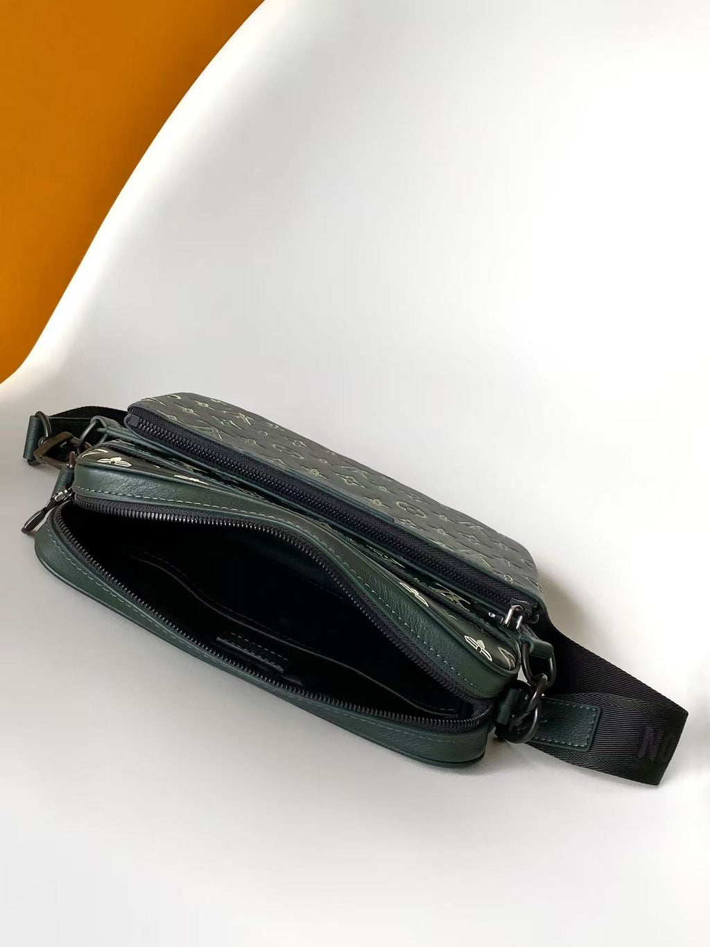 TRIO MESSENGER 25 IN GREEN MONOGRAM SHADOW CALFSKIN