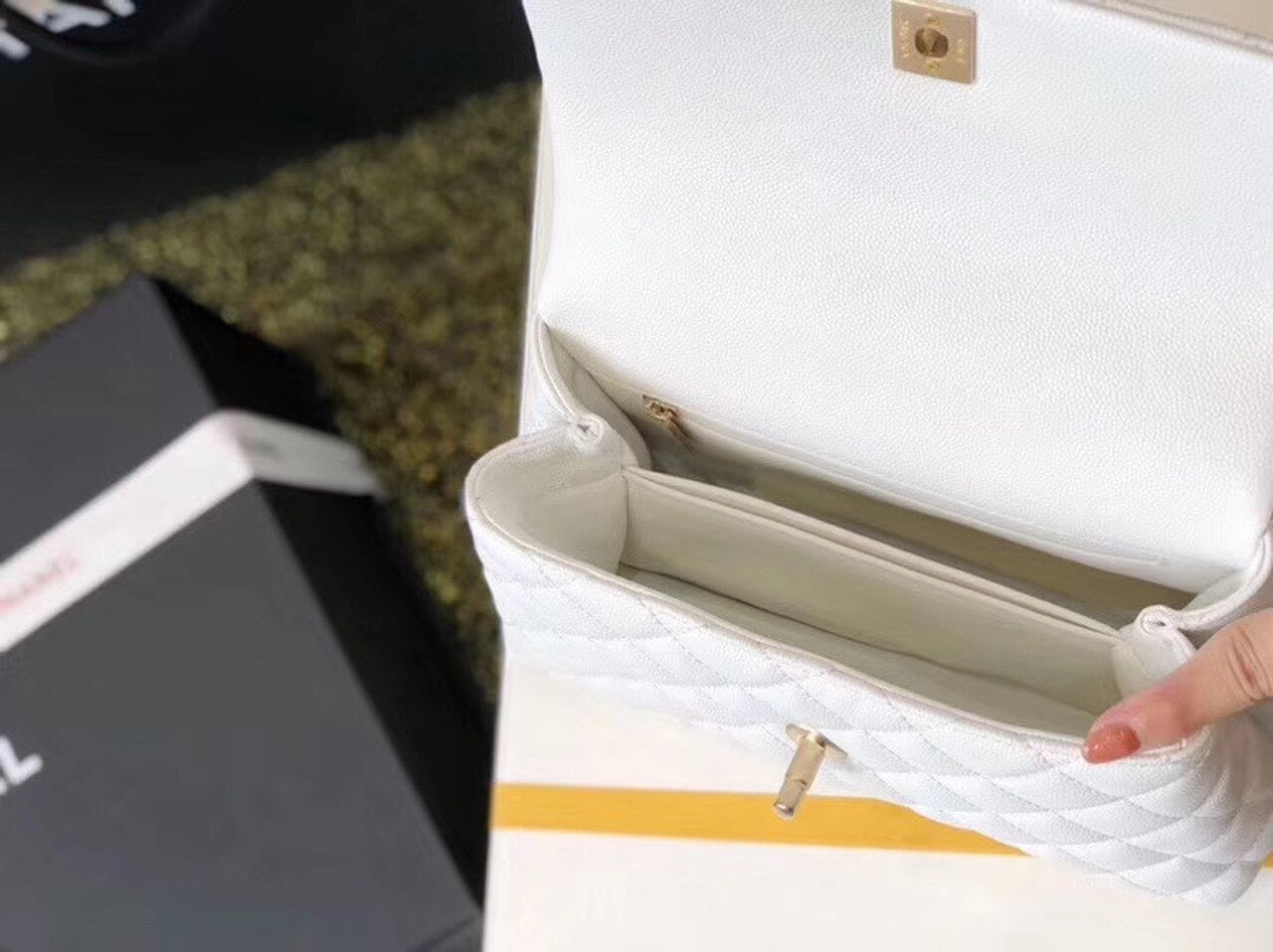 CHL -  Coco Handle Quilted Lizard Handle Bag 24LO Caviar Leather Gold Hardware Spring/SuMM - er Act 1 Collection, White