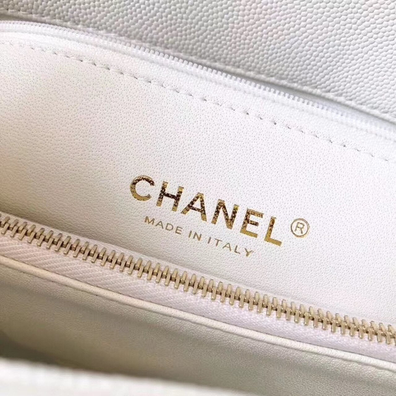CHL -  Coco Handle Quilted Lizard Handle Bag 24LO Caviar Leather Gold Hardware Spring/SuMM - er Act 1 Collection, White
