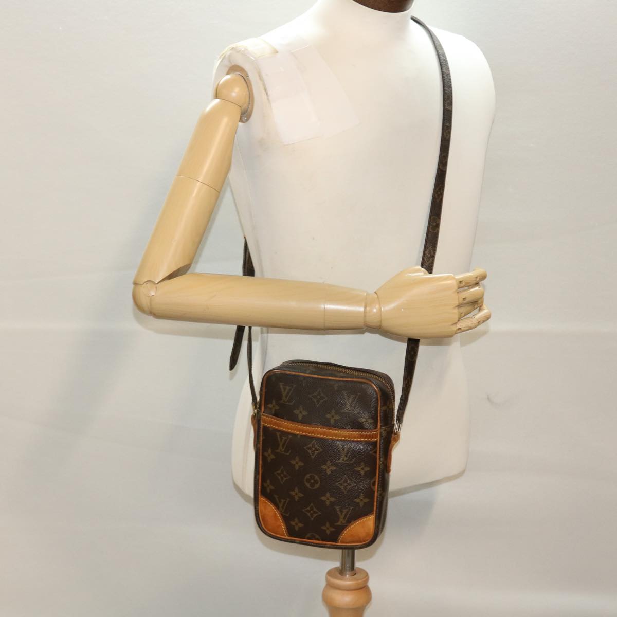 LO-LV bags 2049