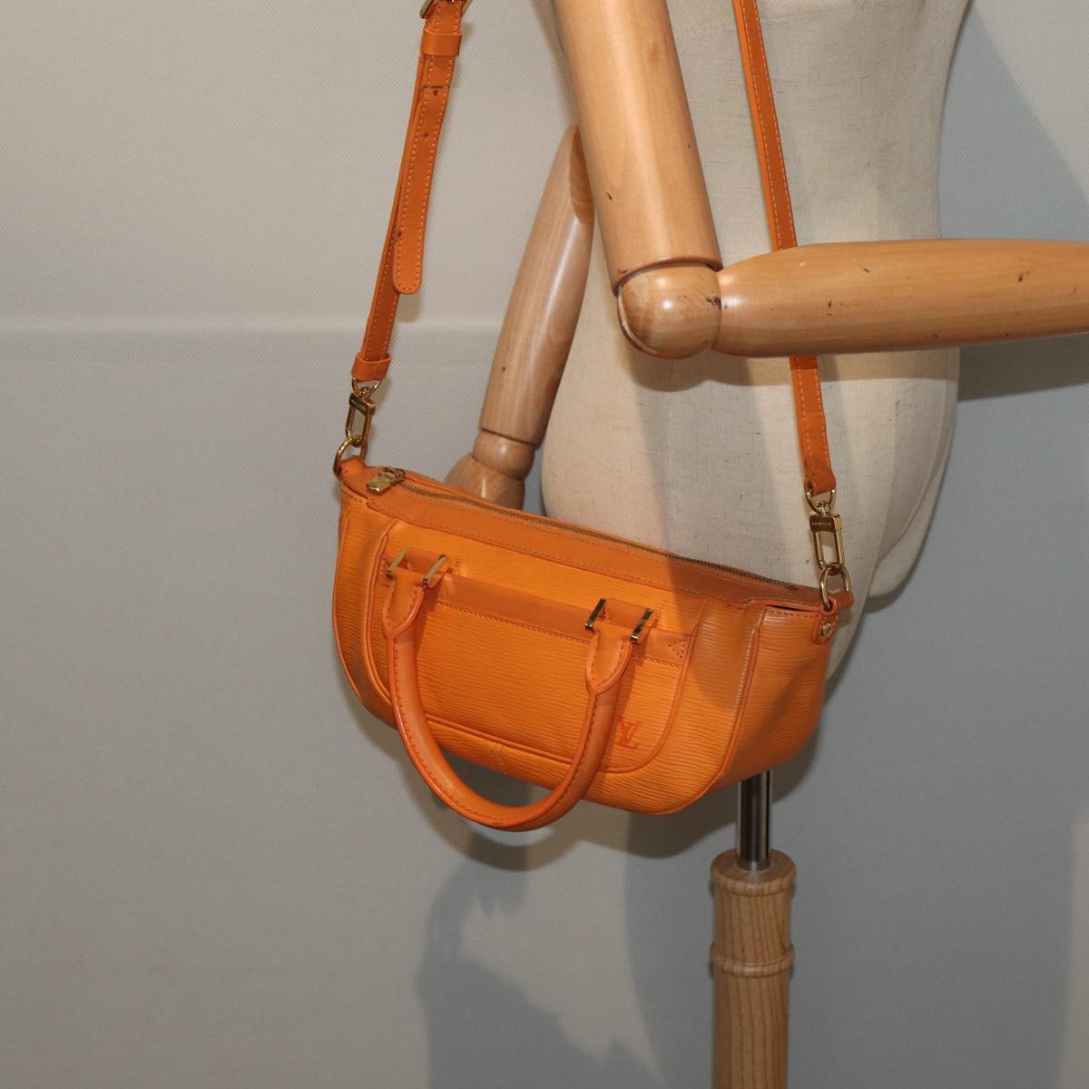 LO-LV bags 2057