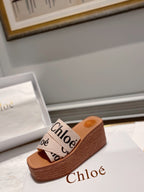 CHLOÉ WOODY WEDGE IN BEIGE DENIM WITH BLACK LOGO