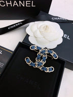 DOUBLE C BROOCH IN GOLD METAL WITH BLUE DENIM THREADED CHAIN