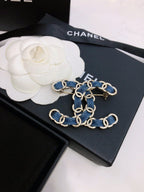 DOUBLE C BROOCH IN GOLD METAL WITH BLUE DENIM THREADED CHAIN