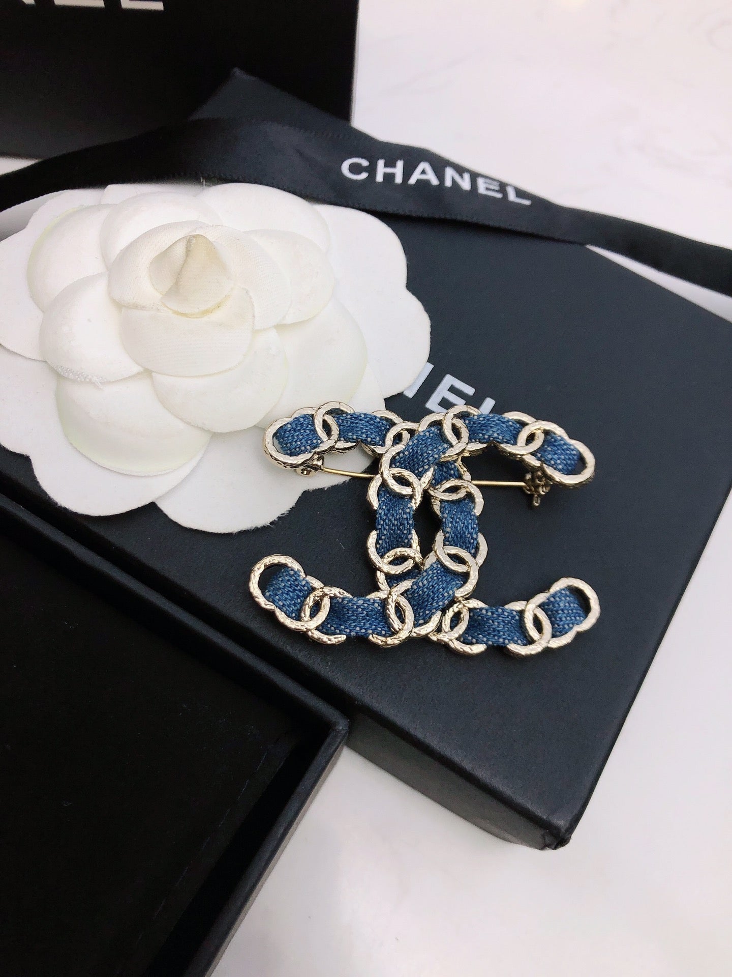 DOUBLE C BROOCH IN GOLD METAL WITH BLUE DENIM THREADED CHAIN