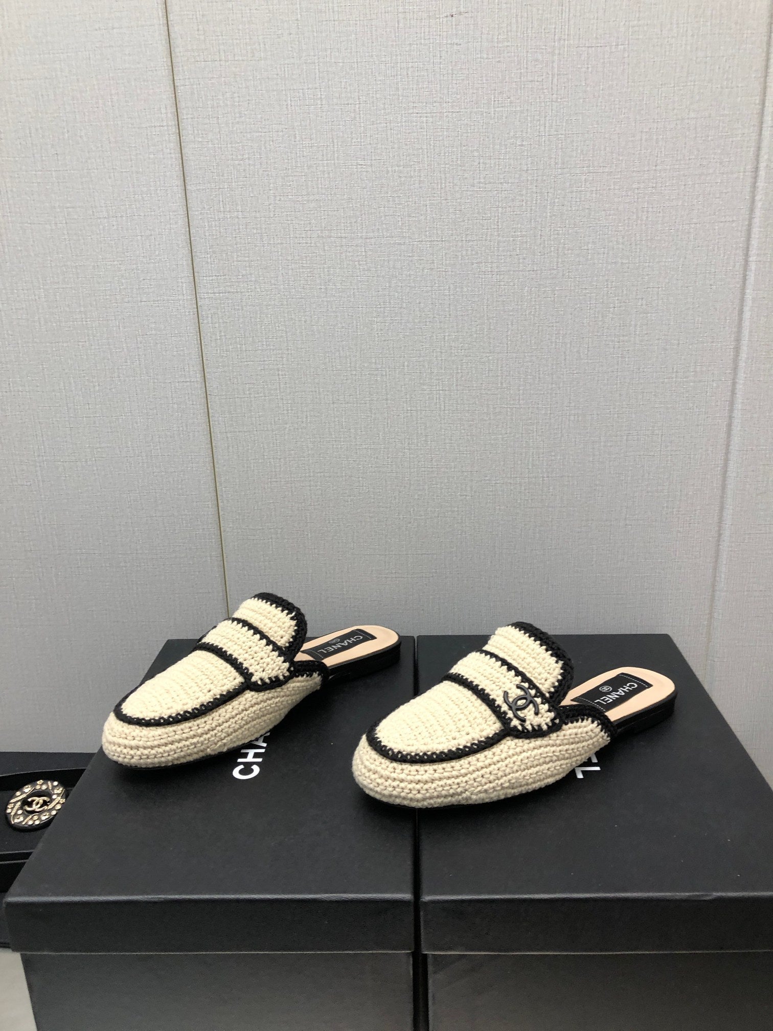 HALF-MULES IN CREAM WOOL WOVEN