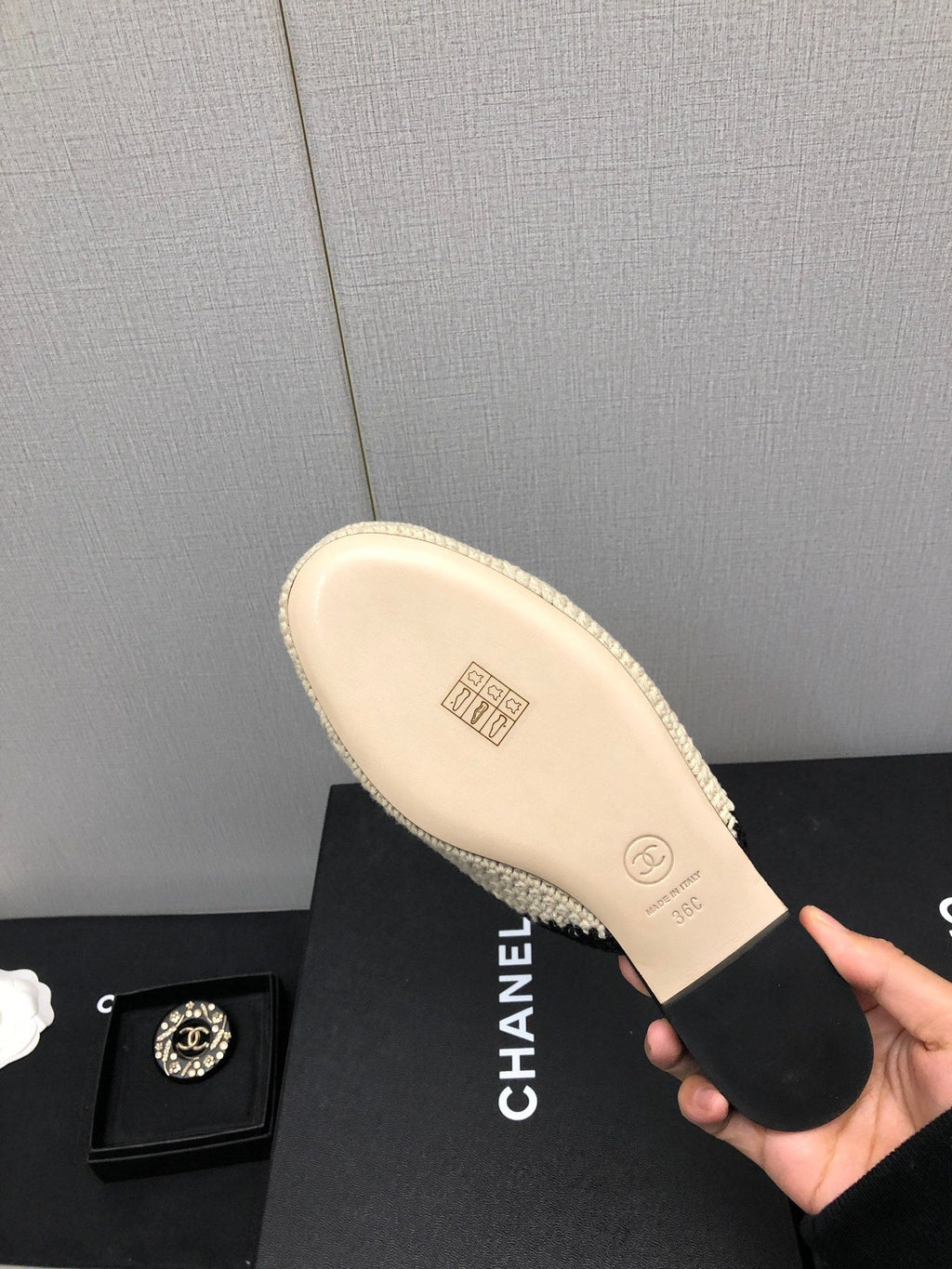 HALF-MULES IN CREAM WOOL WOVEN