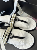 CLASSIC THONG SANDALS PEARL CHAIN IN WHITE LAMBSKIN