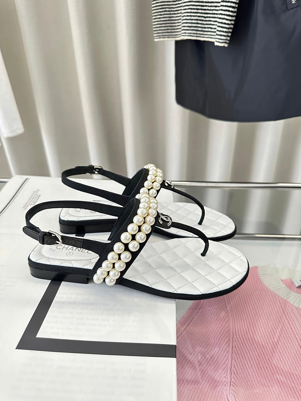 CLASSIC THONG SANDALS PEARL CHAIN IN WHITE LAMBSKIN