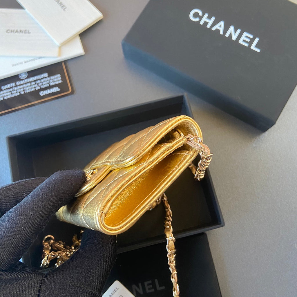 CC 24 Classic Wallet On Chain 11cm Golden Sheepskin  235161