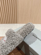 FURRY SLIDES IN GRAY CURLY SHEARLING
