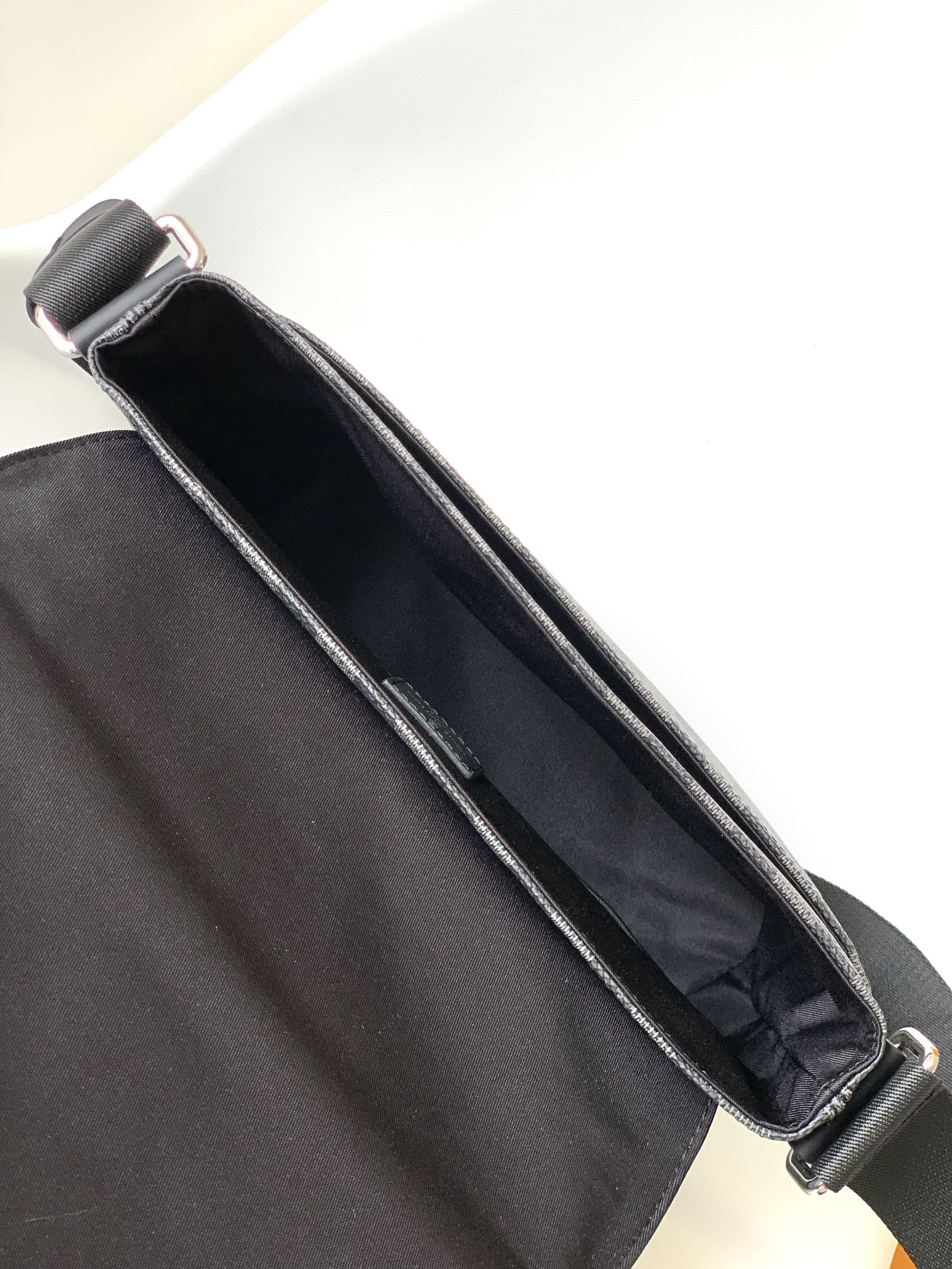 LV District PM Messenger 25cm Black Damier Graphite Canvas