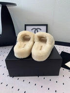 THICK-SOLED SLIPPERS IN WHITE SHEEP WOOL