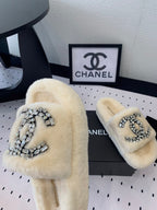 THICK-SOLED SLIPPERS IN WHITE SHEEP WOOL