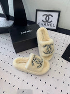 THICK-SOLED SLIPPERS IN WHITE SHEEP WOOL