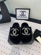 THICK-SOLED SLIPPERS IN BLACK SHEEP WOOL