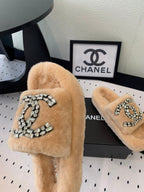 THICK-SOLED SLIPPERS IN BRIGHT CREAM SHEEP WOOL