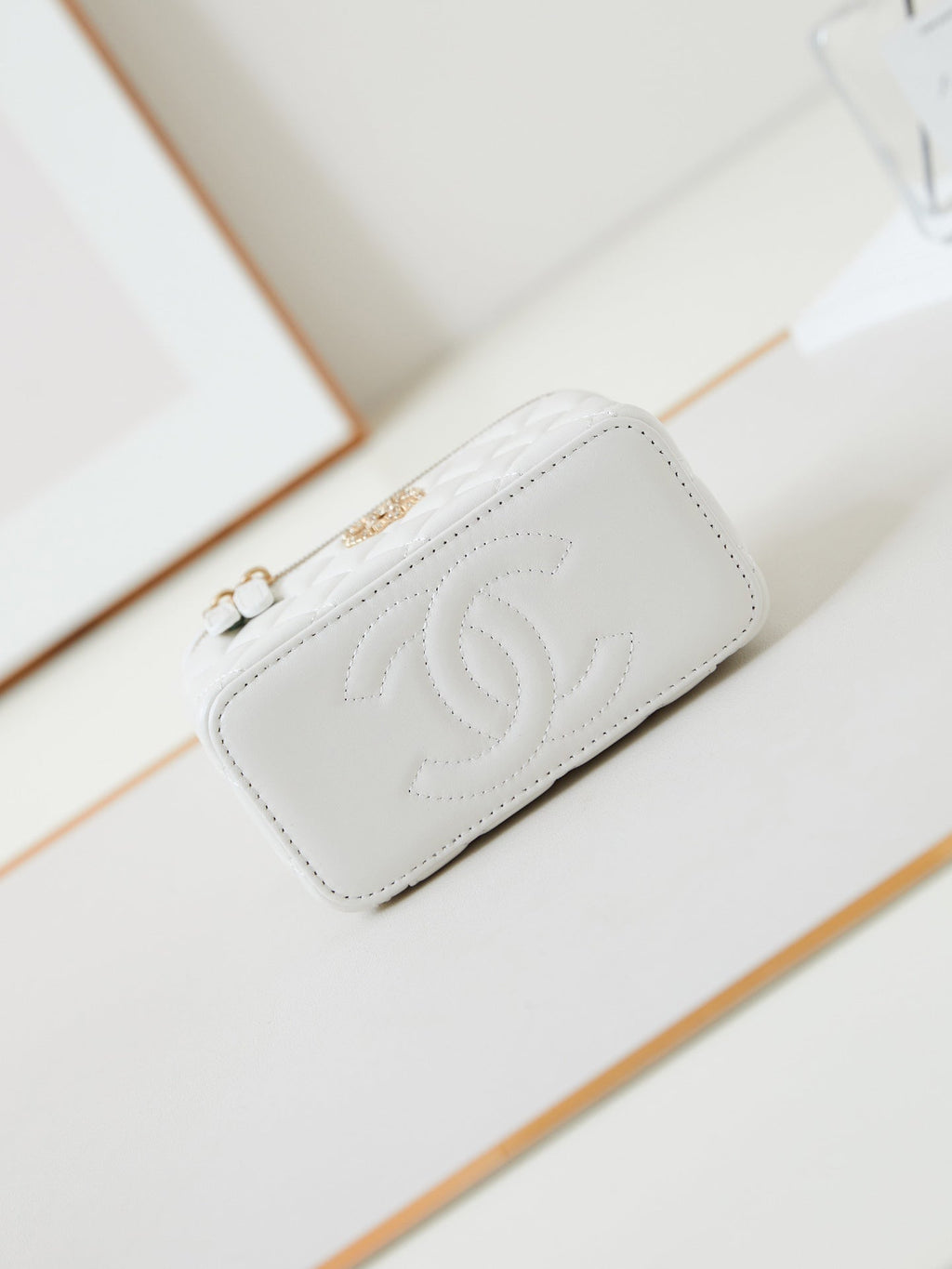 CHANEL 25S MINI VANITY BAG 16 CM IN WHITE LAMBSKIN WITH CRYSTAL-EMBELLISHED CC LOGO