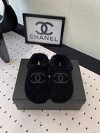FLAT MULE IN BLACK SUEDE AND LAMB FUR LINING