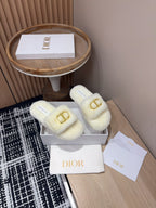 THICK-SOLE SLIPPER IN WHITE CREAM FLEECE WITH GOLD LOGO