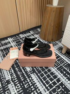 HIGH THONG SANDALS WITH WHITE STRAP IN BLACK GLOSSY LAMBSKIN