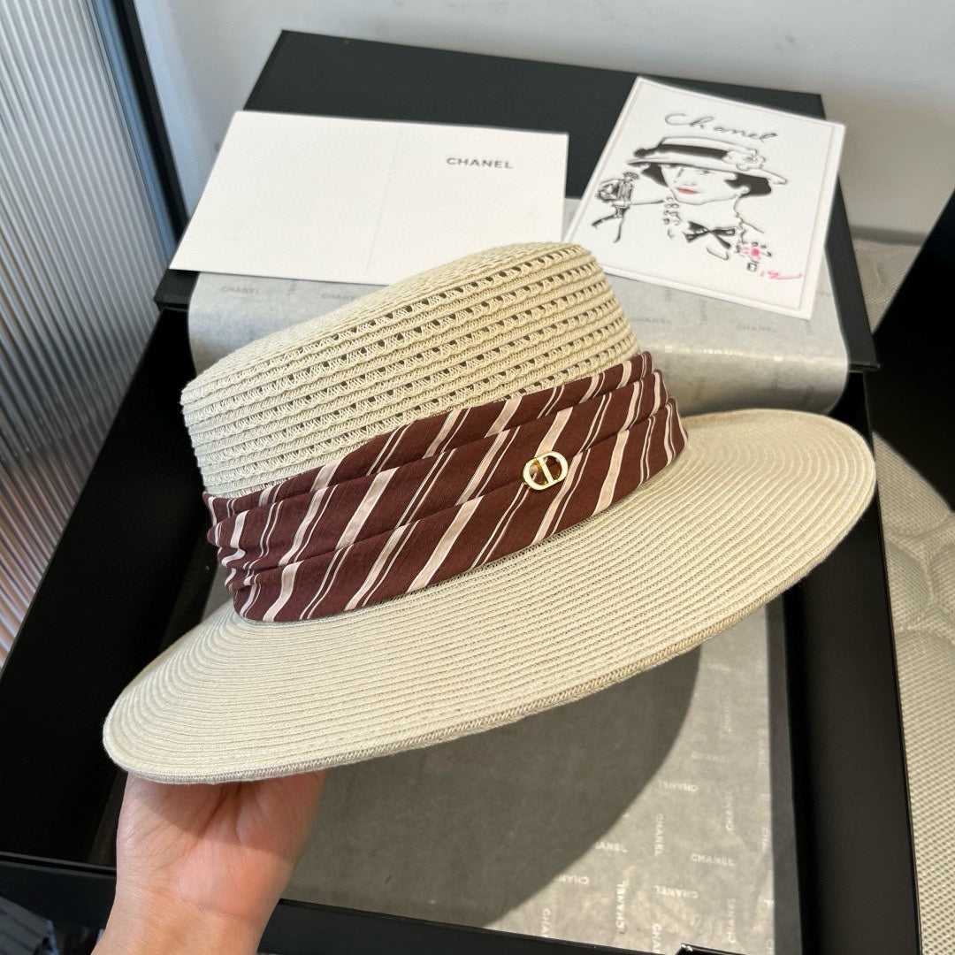 BOATER HAT IN LIGHT BEIGE RAFFIA