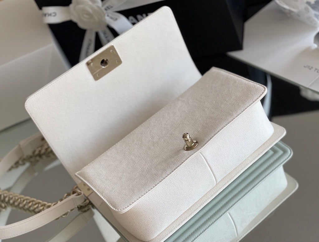 CHL - Medium Classic Flap Bag 25LO White For Women A67086