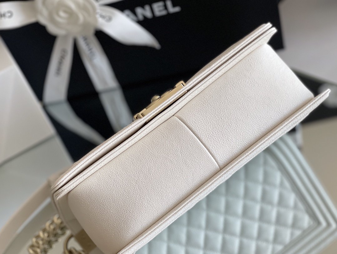 CHL - Medium Classic Flap Bag 25LO White For Women A67086