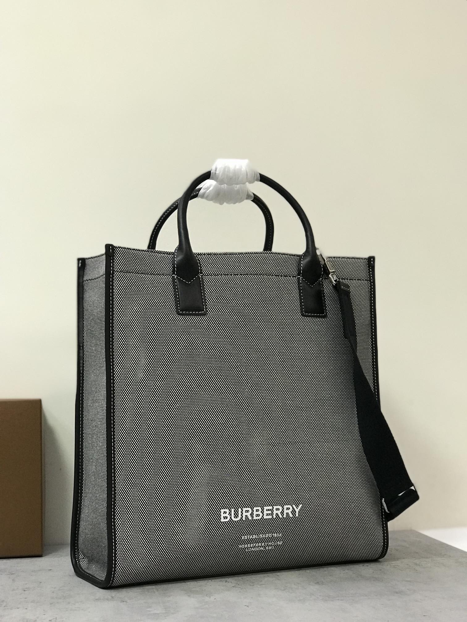 B-Berry - BB  Horseferry Print Cotton Canvas Tote Black/Grey For Women, Women’s Bags, Shoulder And Crossbody Bags 14in/ 35.5LO BUR 80508141