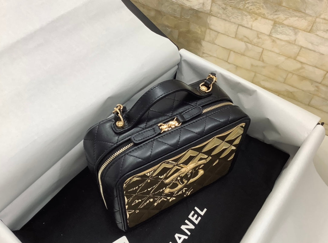 CHL - Vanity Case Black With Gold Metal For Women Handbags, Shoulder And Crossbody Bags 7.2in/19LO AS2900