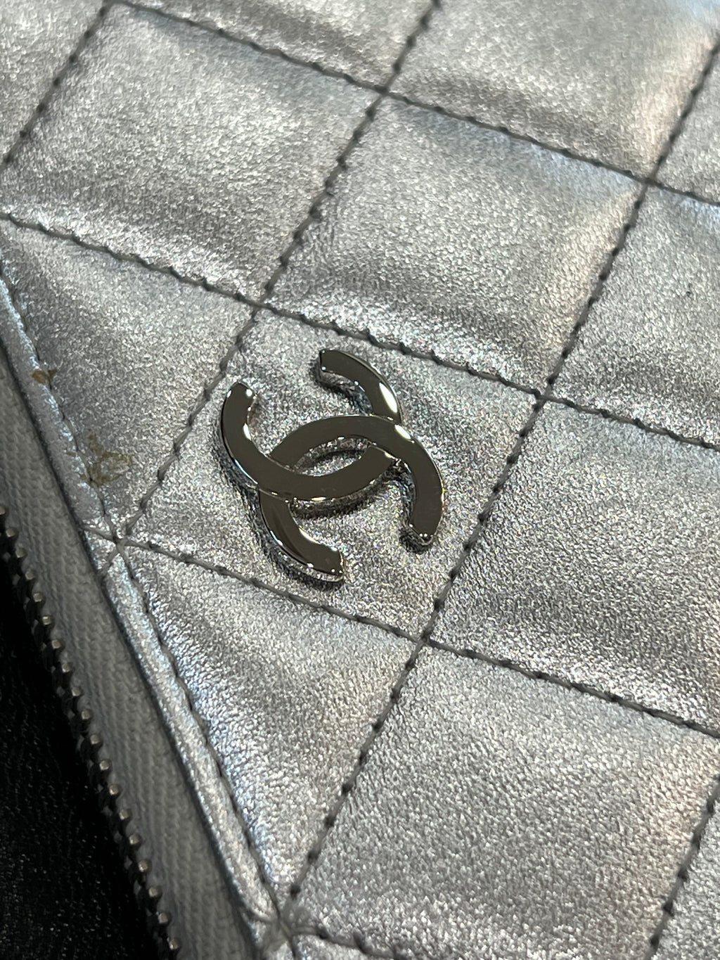 CHL -  QUILTED LAMBSKIN ZIP AROUND WALLET