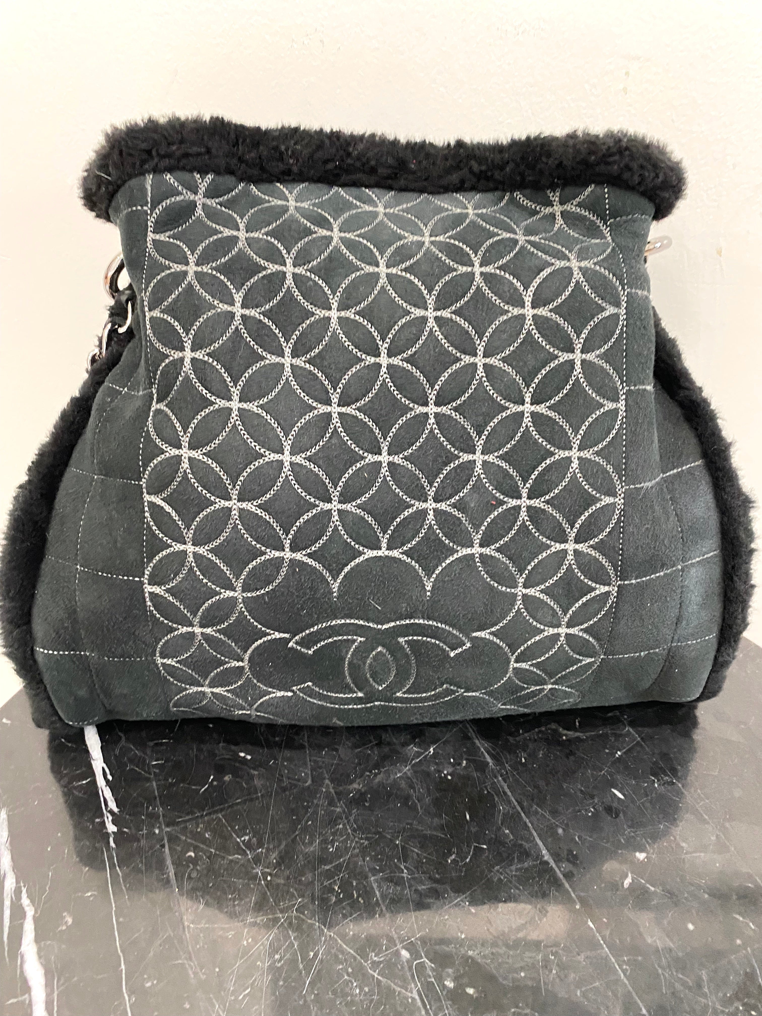 CHL -  SQUARE STITCH QUILTED SHEARLING TOTE BAG