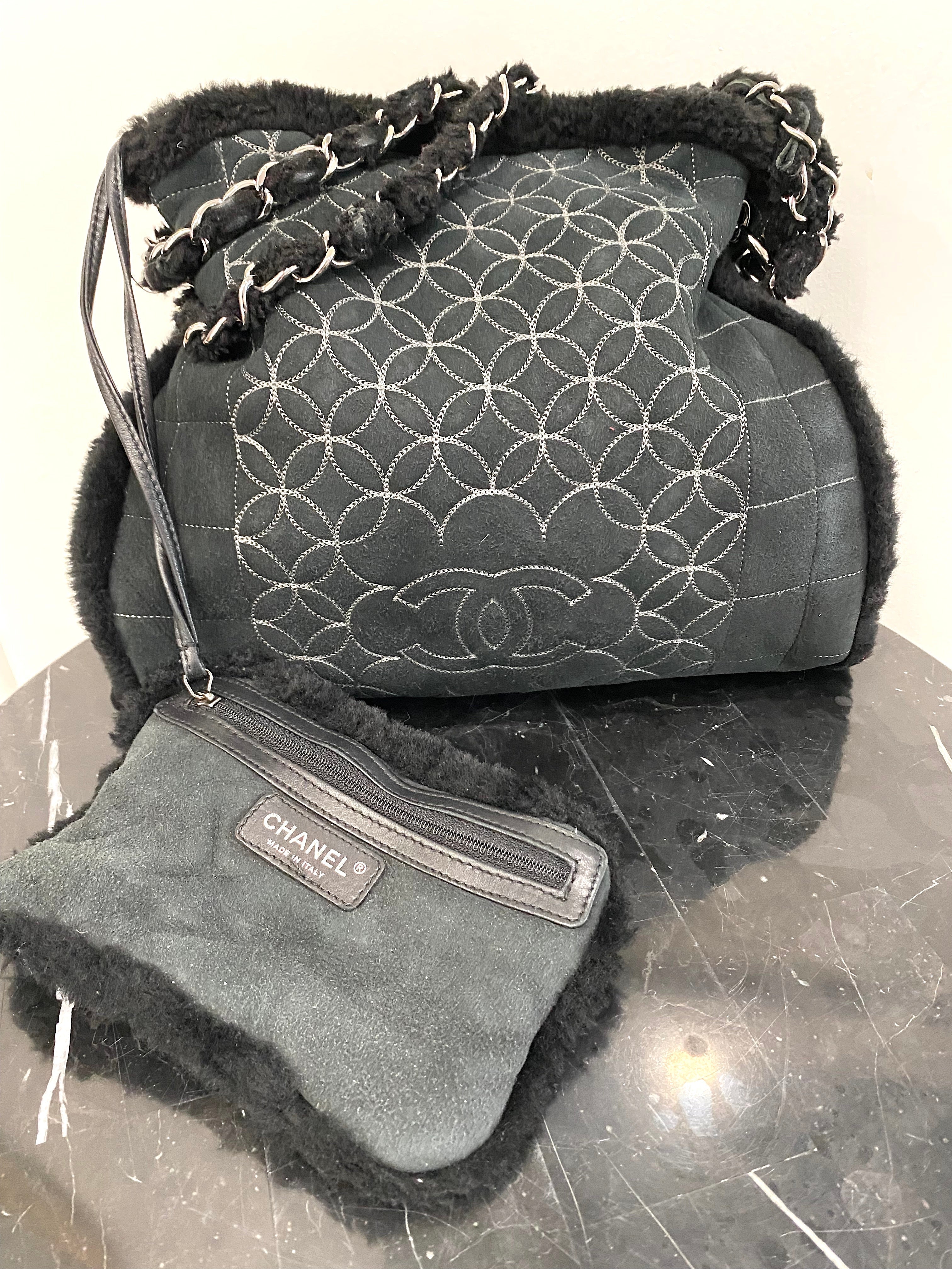CHL -  SQUARE STITCH QUILTED SHEARLING TOTE BAG