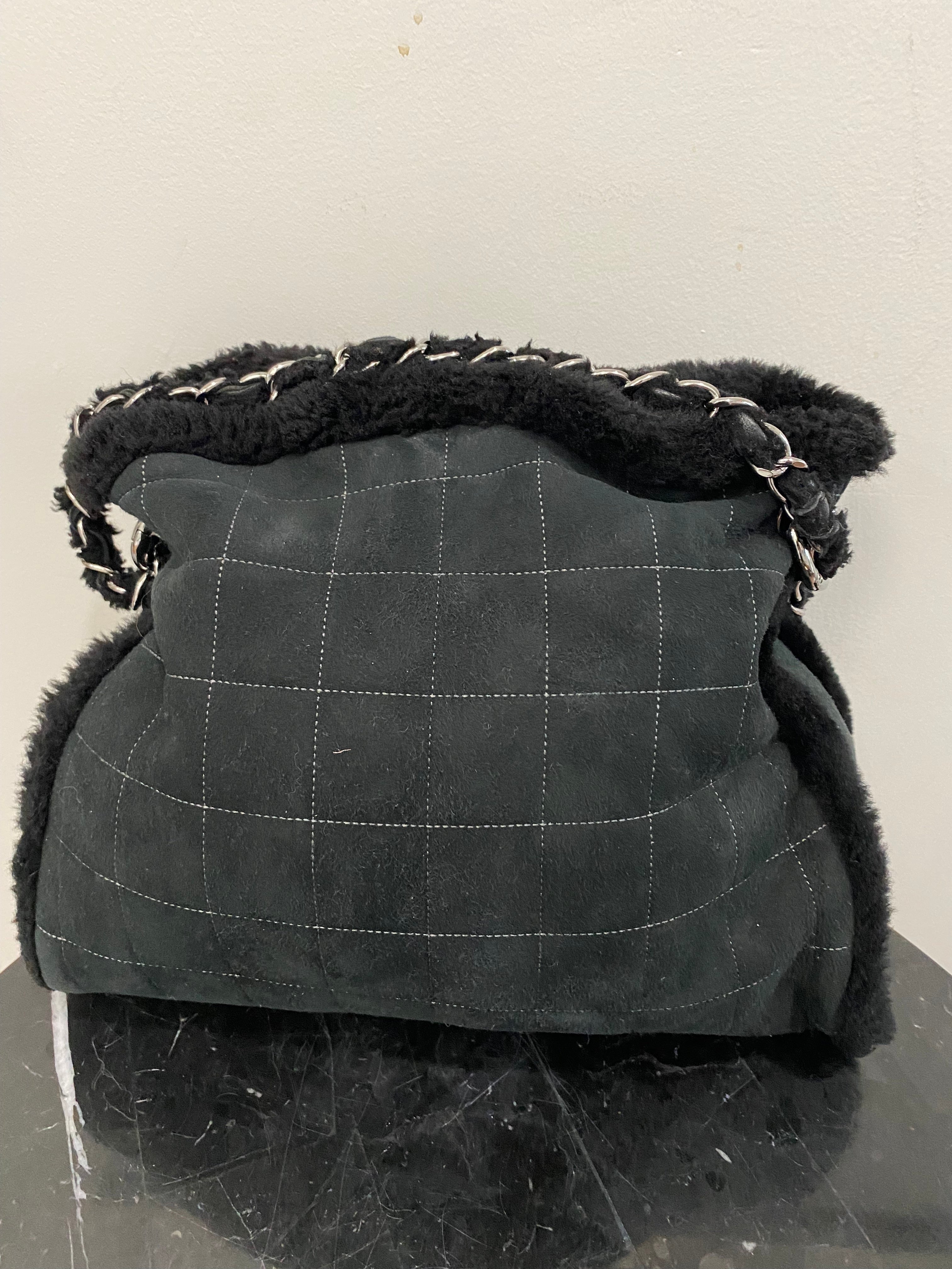 CHL -  SQUARE STITCH QUILTED SHEARLING TOTE BAG