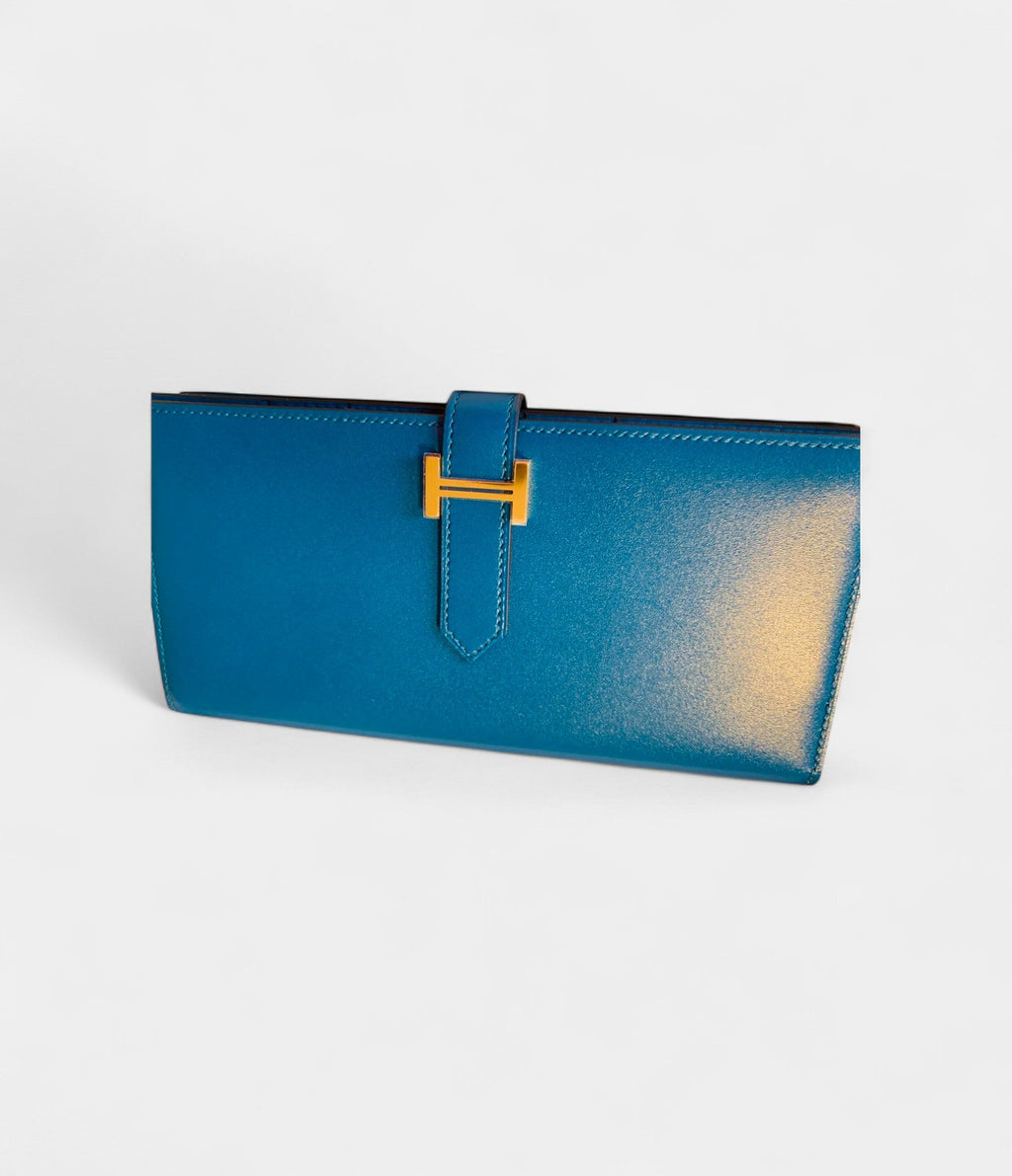 HMBéarn Leather Wallet in Green A Fresh Take on Classic Elegance