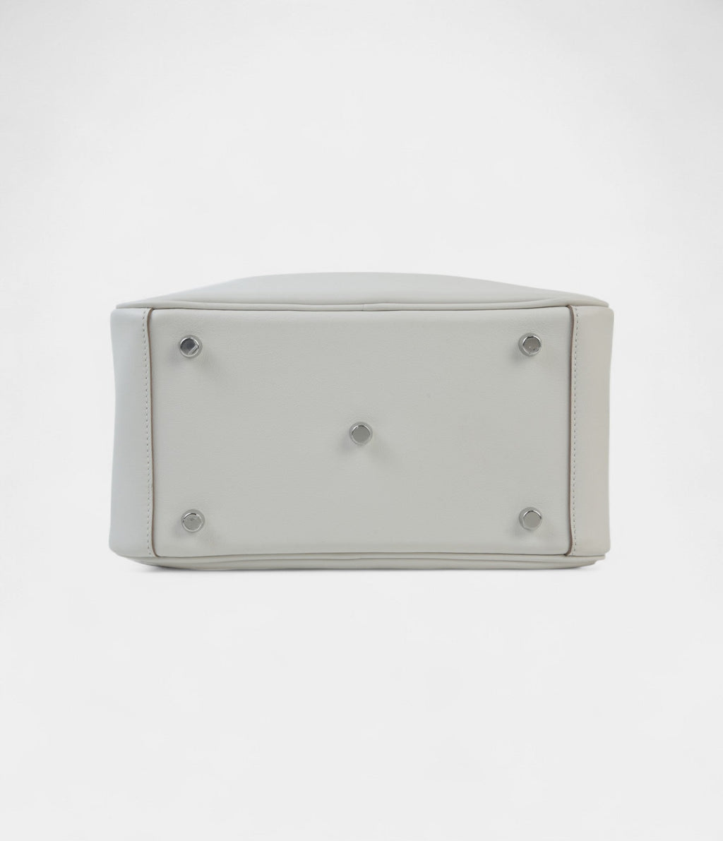 HMVerso Lindy 26 in Gris Pale Swift Leather With Palladium Hardware