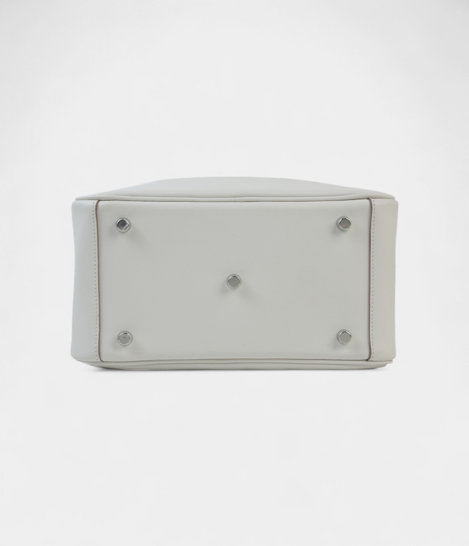 HMVerso Lindy 26 in Gris Pale Swift Leather With Palladium Hardware