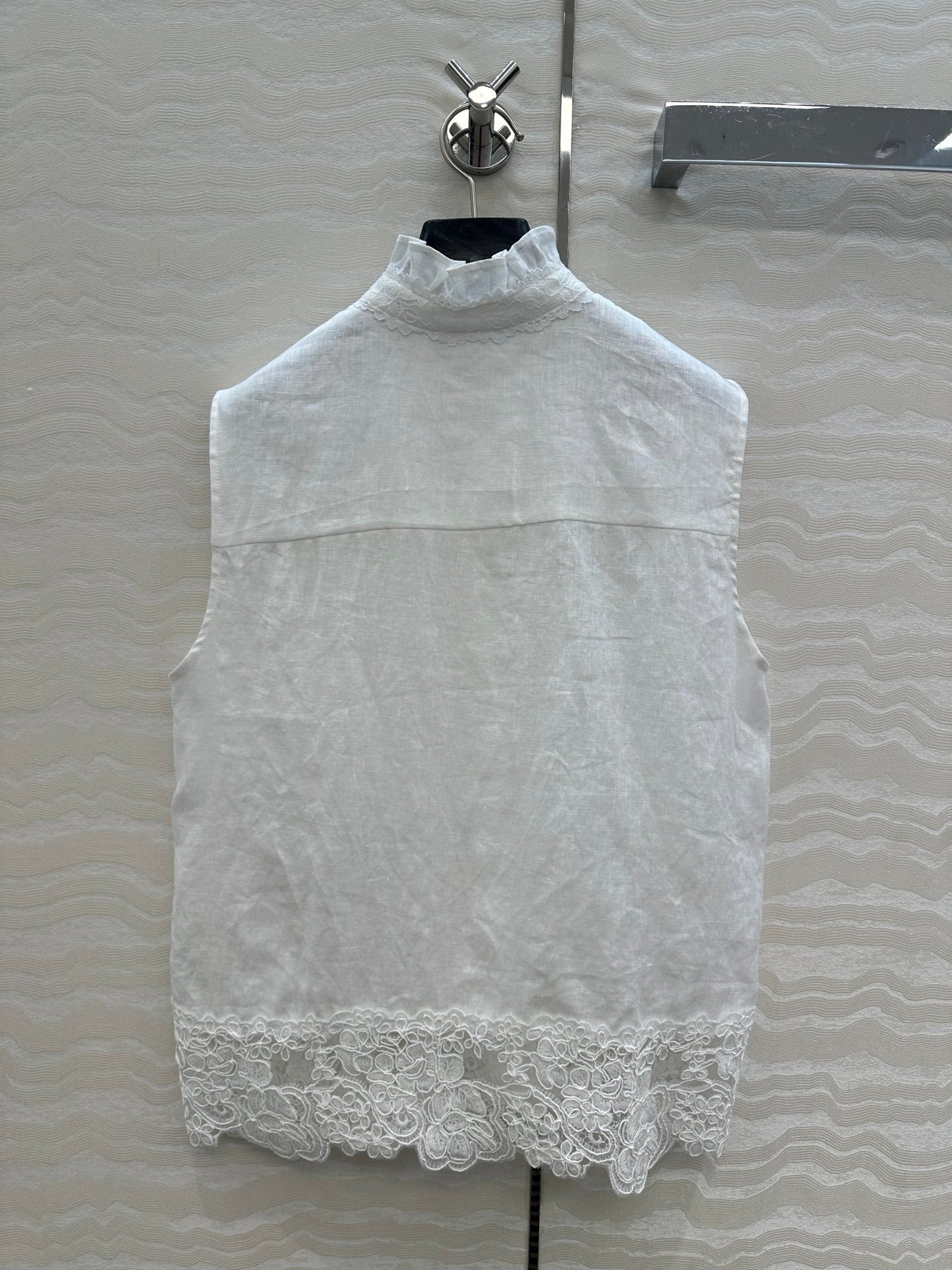 SLEEVELESS BLO IN WHITE LINEN LACE TRIM AND NECK TIE