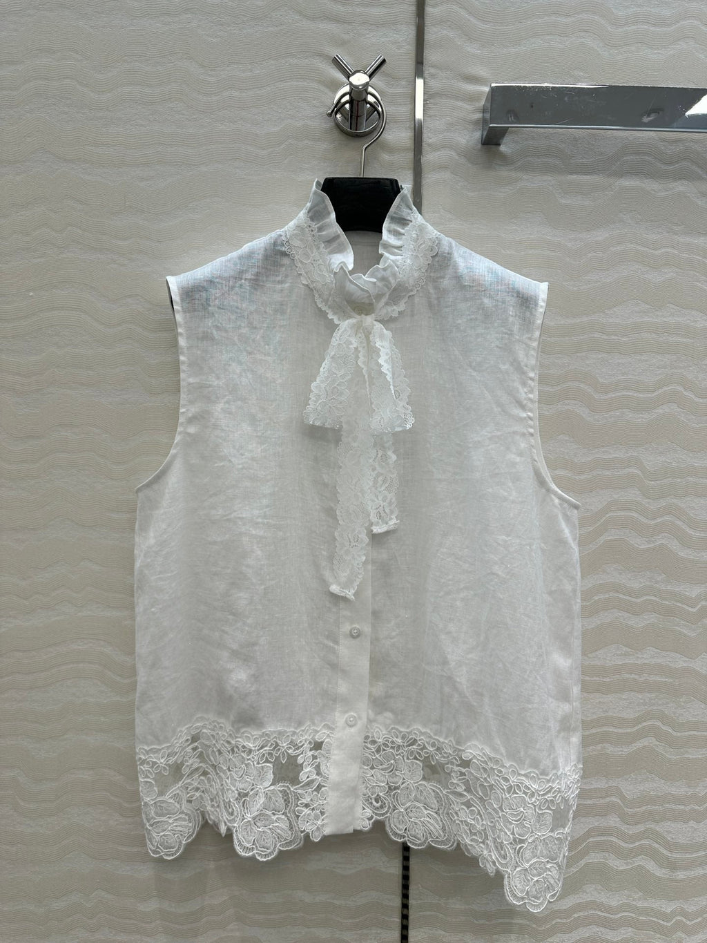 SLEEVELESS BLO IN WHITE LINEN LACE TRIM AND NECK TIE